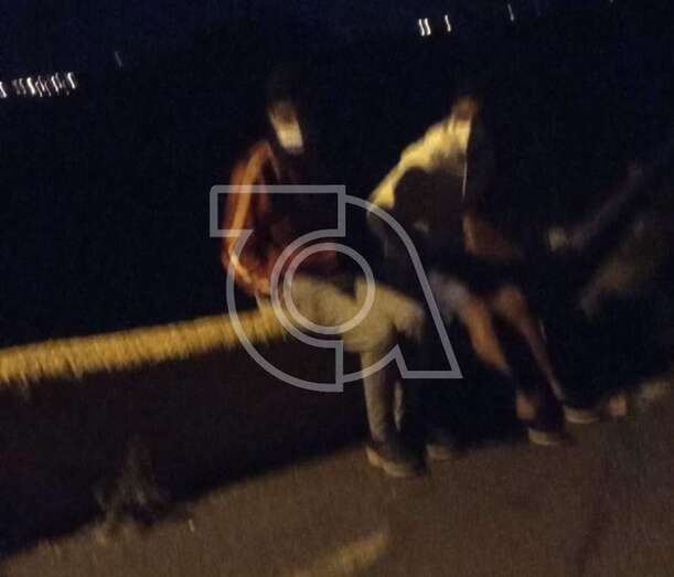 Los menores que se fugaron de la guagua, en el momento de ser localizados por el vecino de La Breña/TA.